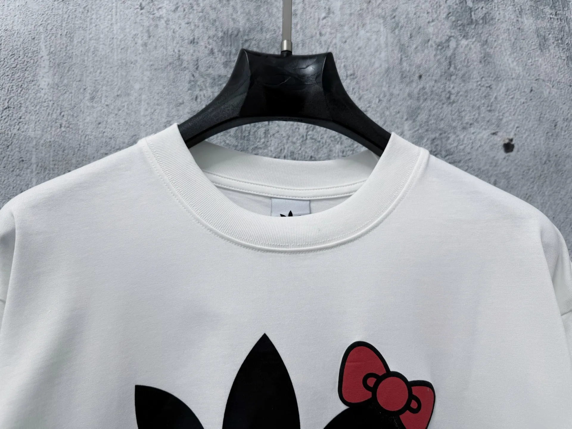 [Hellokitty Adidas] Adidas co-branded three-dimensional foam bow printed short-sleeved round-neck T-shirt. 280 grams of pure cotton double-sand fabric. Original original label. Can be worn up to 200 pounds. All fabrics have been shrunk in advance. Quality. What you see is what you get. The version will not change after washing. Distinguish the market. Part of the disposable clothes. The three-label packaging is complete and the original version is restored. Customized for men and women. Same Style Versatile comparison. Classic Size: Xs-L